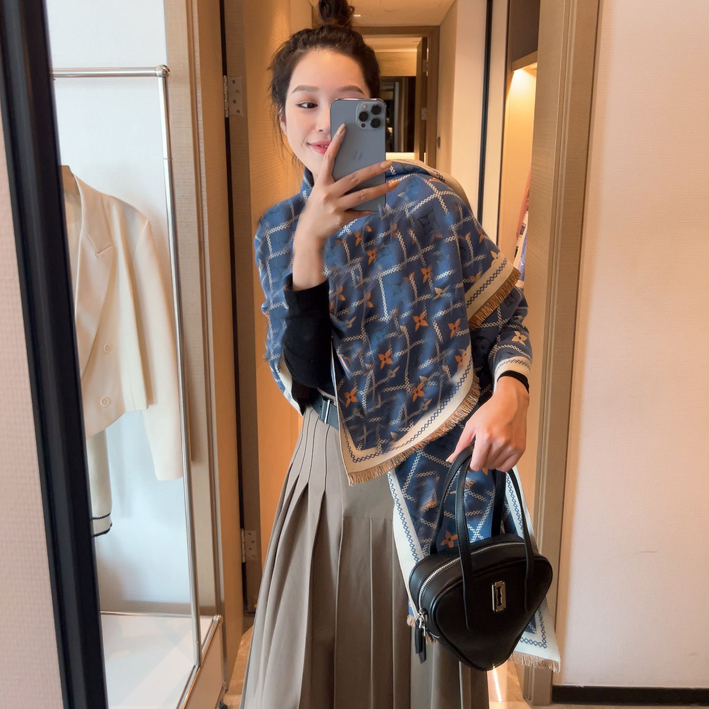 23ss 23style Luxury Designer Warm Cashmere Scarves Universal Women Luxury Brand Winter Shawl Thick Blanket Square Echarpe Pashmina
23ss 23style Luxury Designer Warm Cashmere Scarves Universal Women Luxury Brand Winter Shawl Thick Blanket Square Echarpe Pashmina