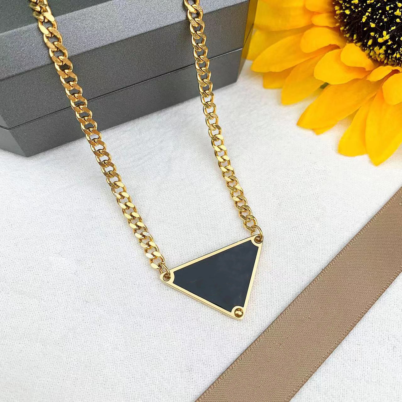 gold necklace for women trendy fashion jewelry sliver plated chains designer charm pendant stainless steel dainty necklace luxury brand christmas gift
gold necklace for women trendy fashion jewelry sliver plated chains designer charm pendant stainless steel dainty necklace luxury brand christmas gift