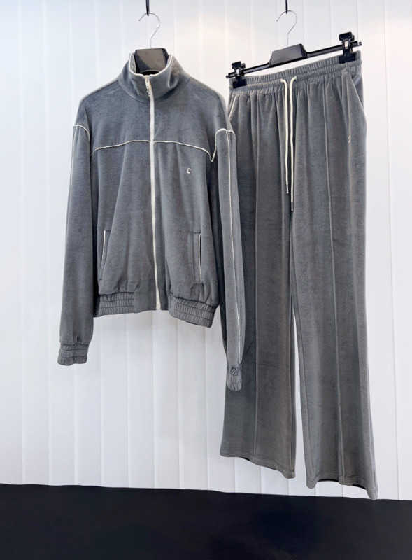Solid Color Velvet Brand Two Pieces Pants Lettered Logo Embroidery Collar Zipper Tops Elastic Waist Loose Trousers Fashionable Women Tracksuits 1970
Solid Color Velvet Brand Two Pieces Pants Lettered Logo Embroidery Collar Zipper Tops Elastic Waist Loose Trousers Fashionable Women Tracksuits 1970