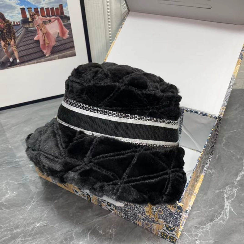 Winter Fur Hats Caps luxury furry bucket hat designer beanie bonnet casquette fashion flat fitted hats Soft Warm Rabbit Cap 57cm Men Woman
Winter Fur Hats Caps luxury furry bucket hat designer beanie bonnet casquette fashion flat fitted hats Soft Warm Rabbit Cap 57cm Men Woman