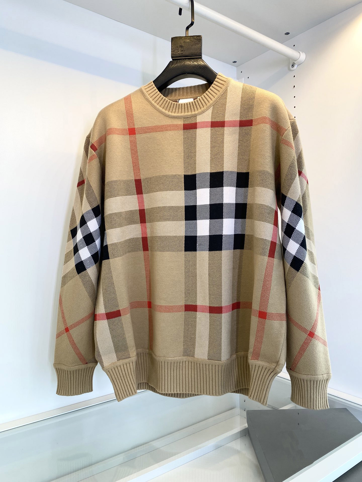Autumn and winter fashion brand mens sweater classic stripe element pullover sweaters highquality comfortable material top designer sweater, Khaki
Autumn and winter fashion brand mens sweater classic stripe element pullover sweaters highquality comfortable material top designer sweater, Khaki