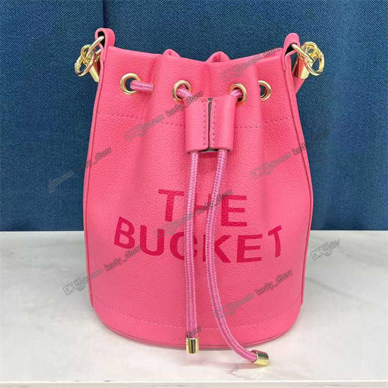 THE LEATHER BUCKET BAG Full grain leather Drawstring pull closure rope top handle removable adjustable leather strap Marc Jocobs, No bag
THE LEATHER BUCKET BAG Full grain leather Drawstring pull closure rope top handle removable adjustable leather strap Marc Jocobs, No bag
