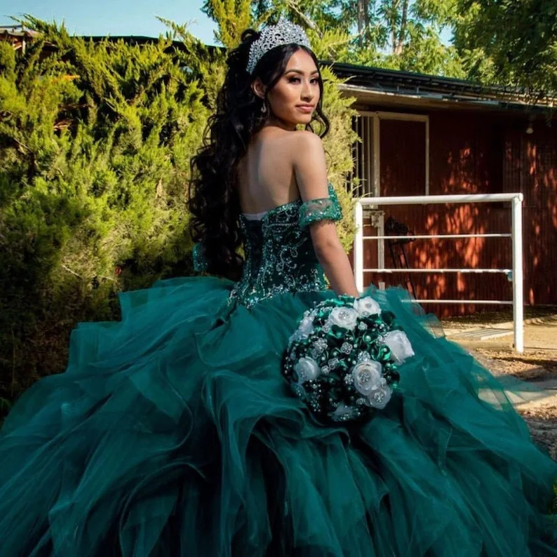 Gorgeous Emerald Green Quinceanera Dresses Crystal Beaded Ball Gown Mexican Girls Sweet 16 Dress Ruffles Prom Party vestidos de 15 anos