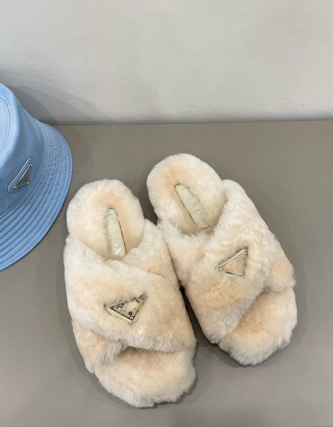 Women warm slipper flats luxury designer Shearling Crisscross Slide Sandals wools slipper warms winter outdoor wear Comfortable and soft size 35-42 with box
Women warm slipper flats luxury designer Shearling Crisscross Slide Sandals wools slipper warms winter outdoor wear Comfortable and soft size 35-42 with box