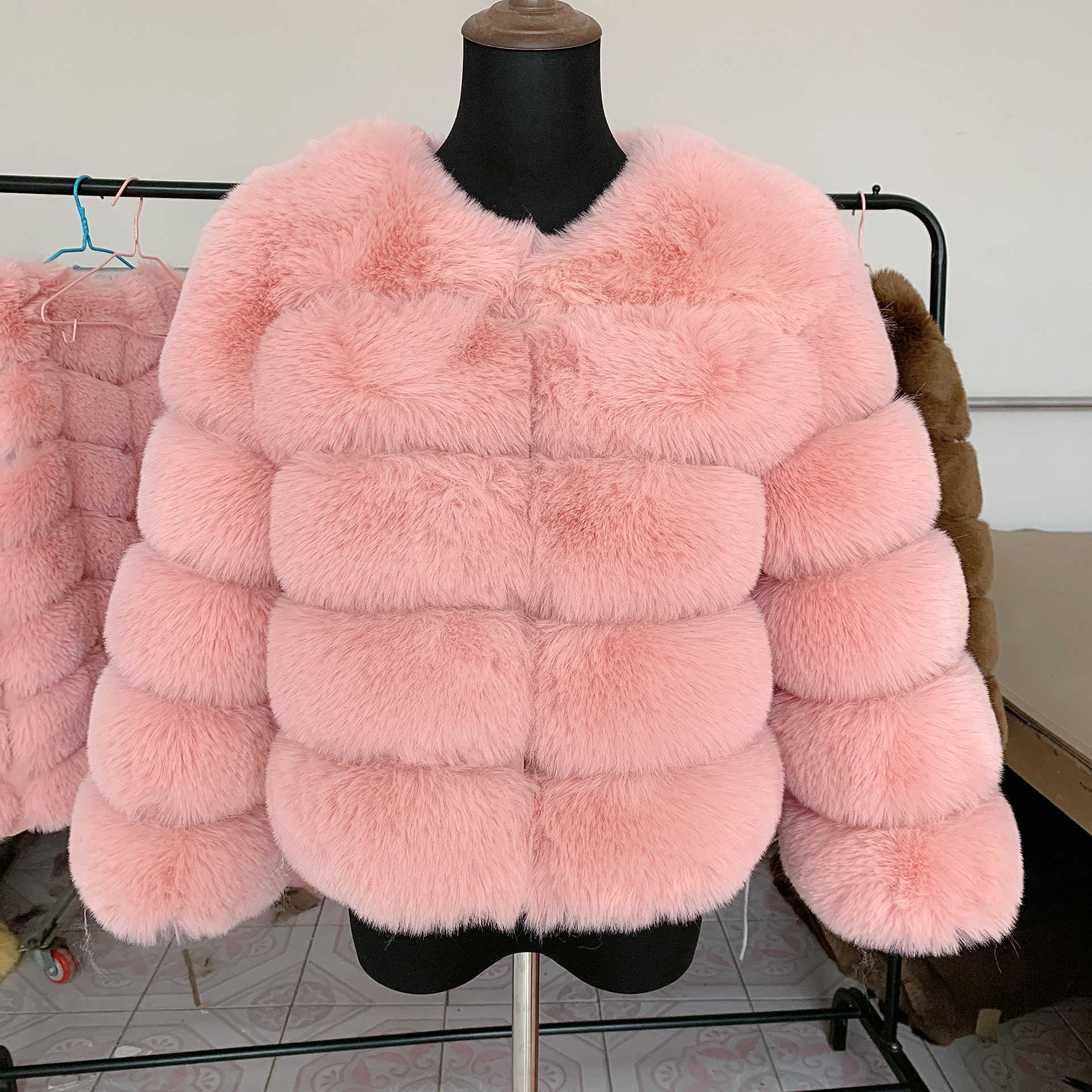 Faux Fur Womens faux fur coat Autumn Winter High Quality Coat fluffy elegant 7xl plus size women clothing Y2209, Dark grey
Faux Fur Womens faux fur coat Autumn Winter High Quality Coat fluffy elegant 7xl plus size women clothing Y2209, Dark grey
