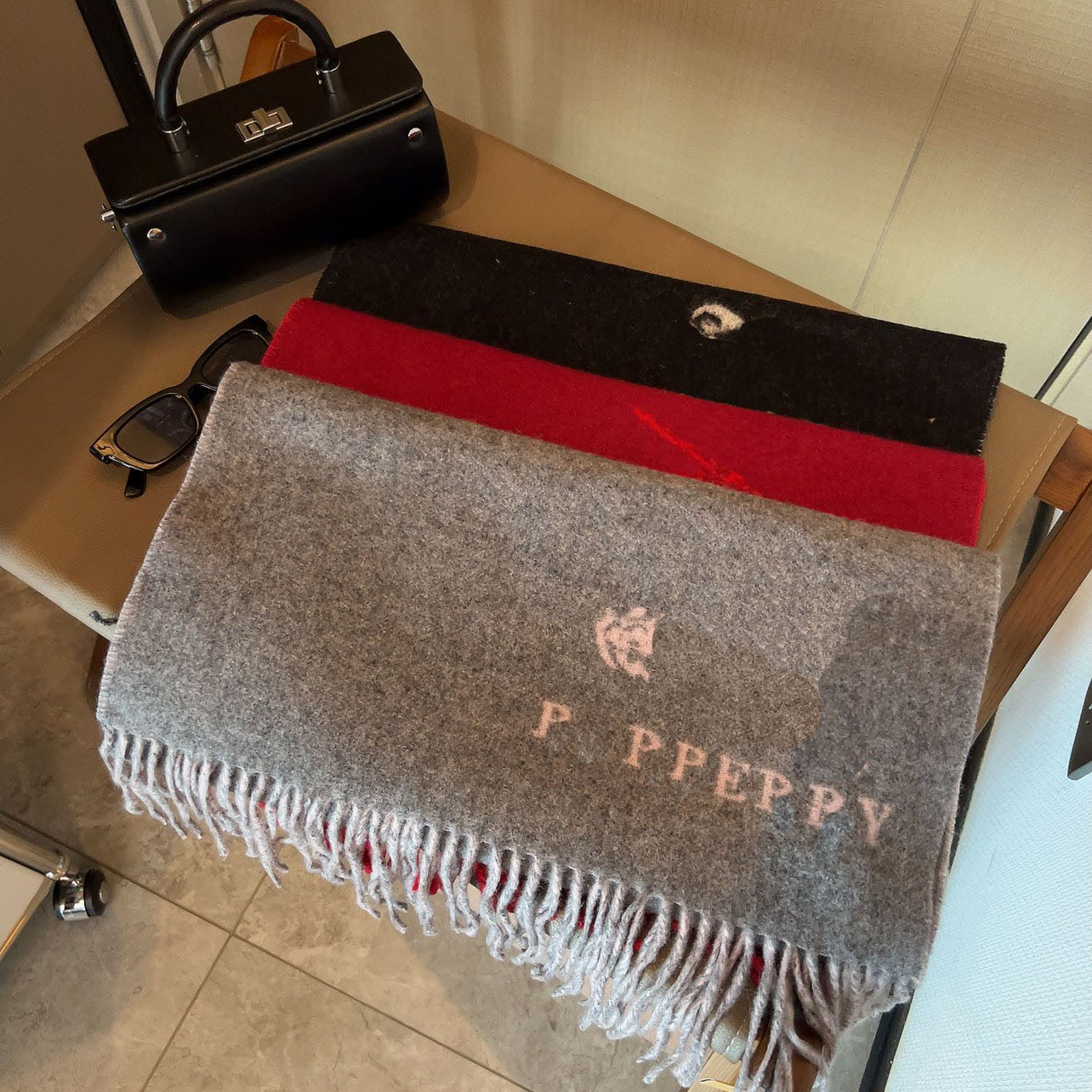 Designer Wool Scarf Fashion Shawl For Women Winter Warm Girlfriend Gift Print Letter B Size 45cm And 200cm Battle Steed House 22093001CZ
Designer Wool Scarf Fashion Shawl For Women Winter Warm Girlfriend Gift Print Letter B Size 45cm And 200cm Battle Steed House 22093001CZ