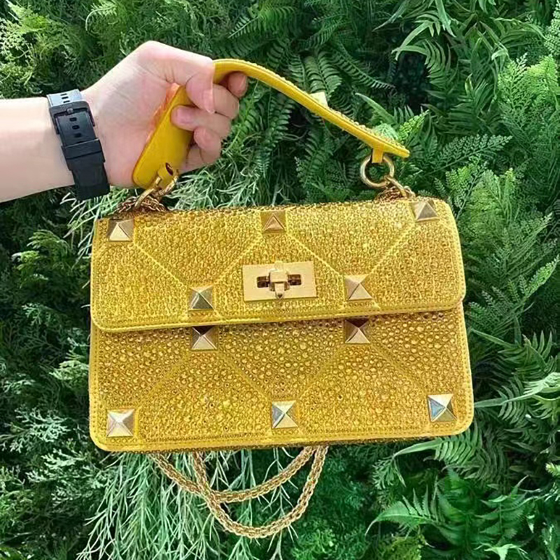 Designer Handbag Womens Handbag Shoulder Bags With Crystal And Brass Rivet Fashion Messenger Bag Chain flap Totes Waist Cosmetic Container Circular arc 27cm, Add box
Designer Handbag Womens Handbag Shoulder Bags With Crystal And Brass Rivet Fashion Messenger Bag Chain flap Totes Waist Cosmetic Container Circular arc 27cm, Add box