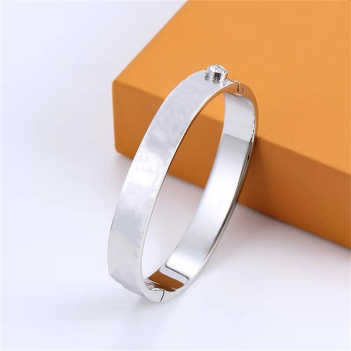 2022 designer designers Bangles stainless steel sliver buckle bracelet fashion jewelry men and women bracelets world cup mens women
2022 designer designers Bangles stainless steel sliver buckle bracelet fashion jewelry men and women bracelets world cup mens women