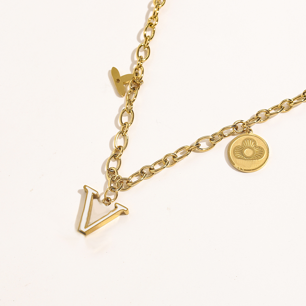 Necklaces Designers Popular Fashion Brand Pendant Necklaces Gold Plated Necklace Delicate Clip Chain Letter V Jewelry Pendant For Woman gif
Necklaces Designers Popular Fashion Brand Pendant Necklaces Gold Plated Necklace Delicate Clip Chain Letter V Jewelry Pendant For Woman gif