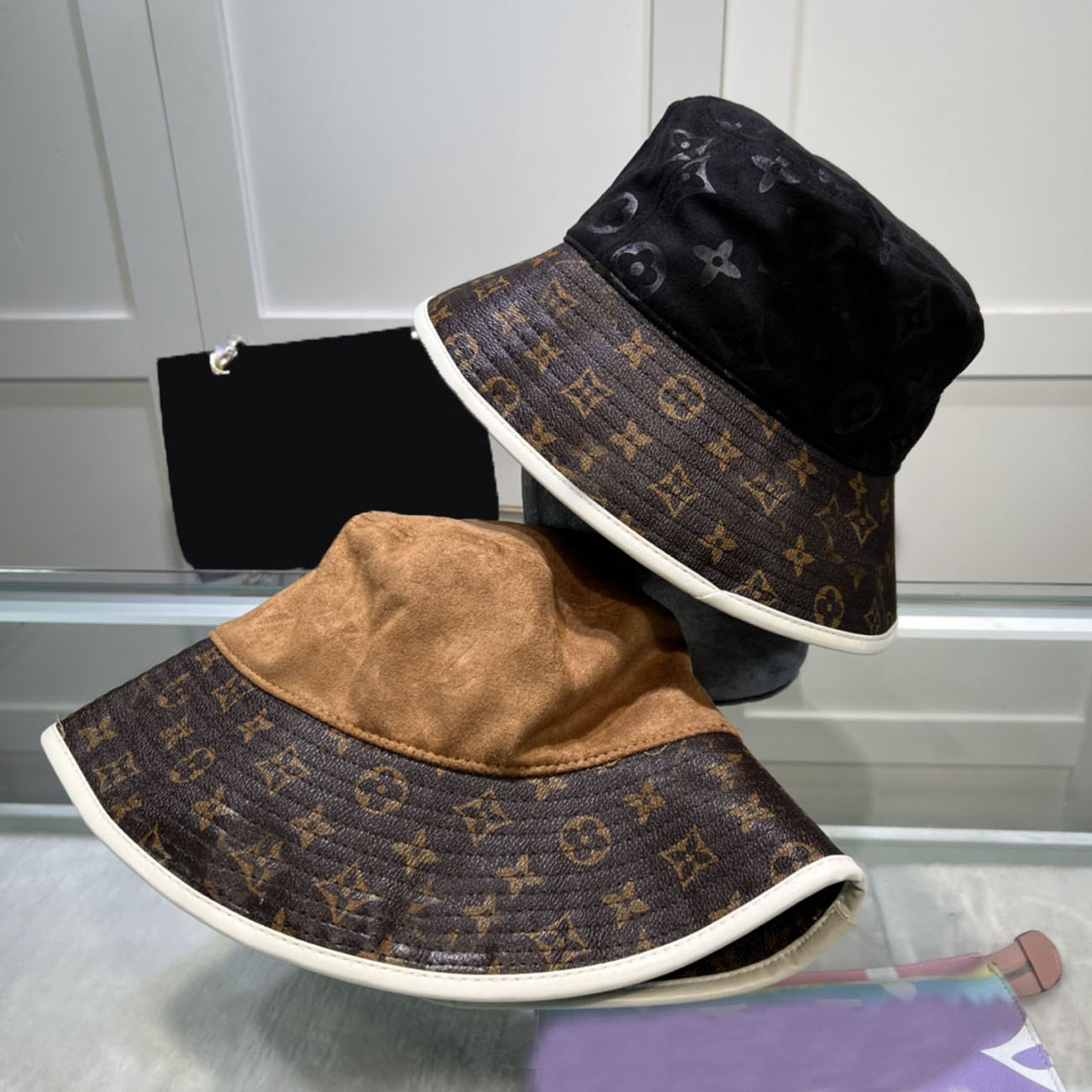 22ss Old Flower Presbyopia Wide Brim Hats Double Letter Print Hat Brand Designer Women Small Sweet Wind PU Leather Cap Autumn Spring Foldable Sunshade, Black
22ss Old Flower Presbyopia Wide Brim Hats Double Letter Print Hat Brand Designer Women Small Sweet Wind PU Leather Cap Autumn Spring Foldable Sunshade, Black