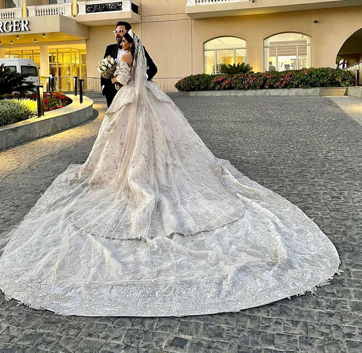 Exquisite Beads Wedding Dresses Ball Gown Luxurious Off The Shoulder Sequins Lace Arabic Crystal Bridal Dress Custom Made