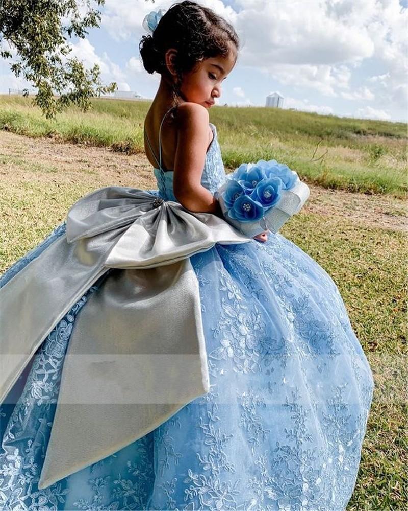 2022 Light Blue Girls Pageant Dresses Lace Appliques With Silver Big Bow Flower Girl Dress Children Long Spaghetti Straps Kids Birthday Gowns Sweep Tr