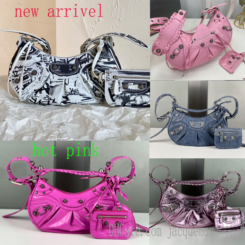 7A quality le cagole womens designer bag woman graffiti shoulder bags small large geninue leather black pink motorcycle luxury crossbody purse retro vintage, I need see other product
7A quality le cagole womens designer bag woman graffiti shoulder bags small large geninue leather black pink motorcycle luxury crossbody purse retro vintage, I need see other product