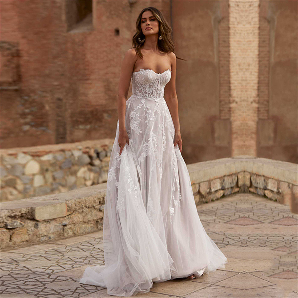 Sexy A-Line Wedding Dresses Sleeveless Strapless Sweetheart Hollow Lace Appliques Sequins Sweep Floor Length Backless Plus Size Boho Wedding Gowns Plu