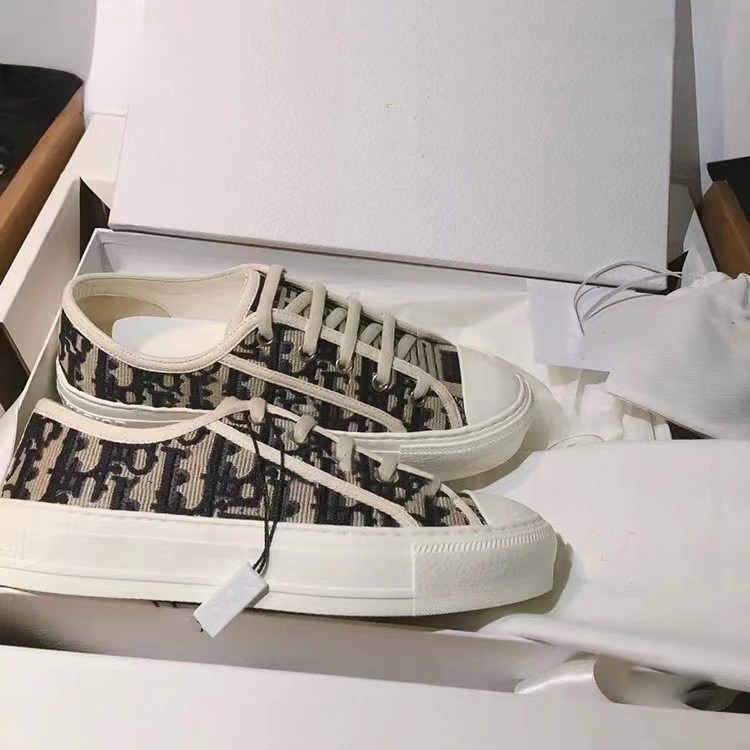 Luxury white shoes D embroidered letter canvas shoes women's 2022 classic lace-up casual sneakers round toe all-match thick-soled women's shoes
Luxury white shoes D embroidered letter canvas shoes women's 2022 classic lace-up casual sneakers round toe all-match thick-soled women's shoes