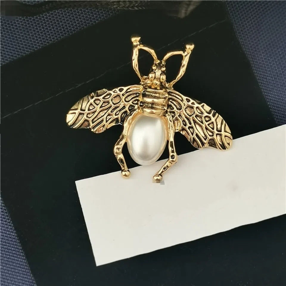 Designer for women bees brooch European and American fashion letter gold brooch luxury wedding jewelry with box
Designer for women bees brooch European and American fashion letter gold brooch luxury wedding jewelry with box