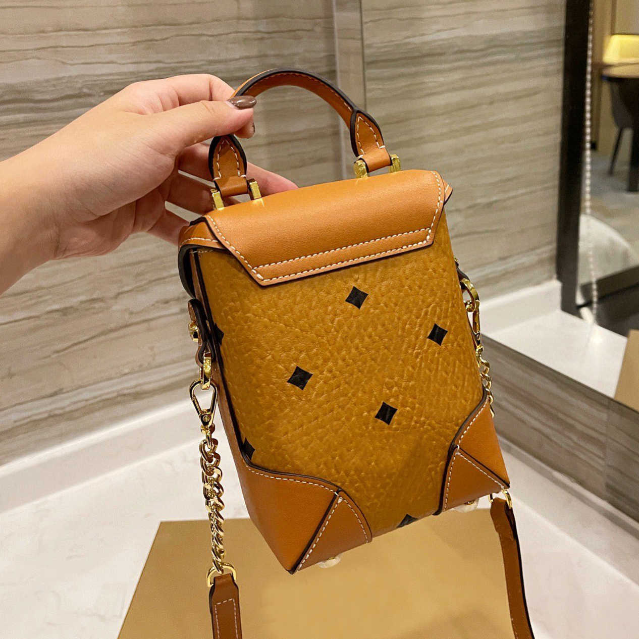 MC Leather Mini Top-Zip Shoulder Bags Totes Handbags Luxury Designer Women Small Cross Body Pillow Quilted Purse Crossbody Bag QNQ8 AP6D, No bags
MC Leather Mini Top-Zip Shoulder Bags Totes Handbags Luxury Designer Women Small Cross Body Pillow Quilted Purse Crossbody Bag QNQ8 AP6D, No bags