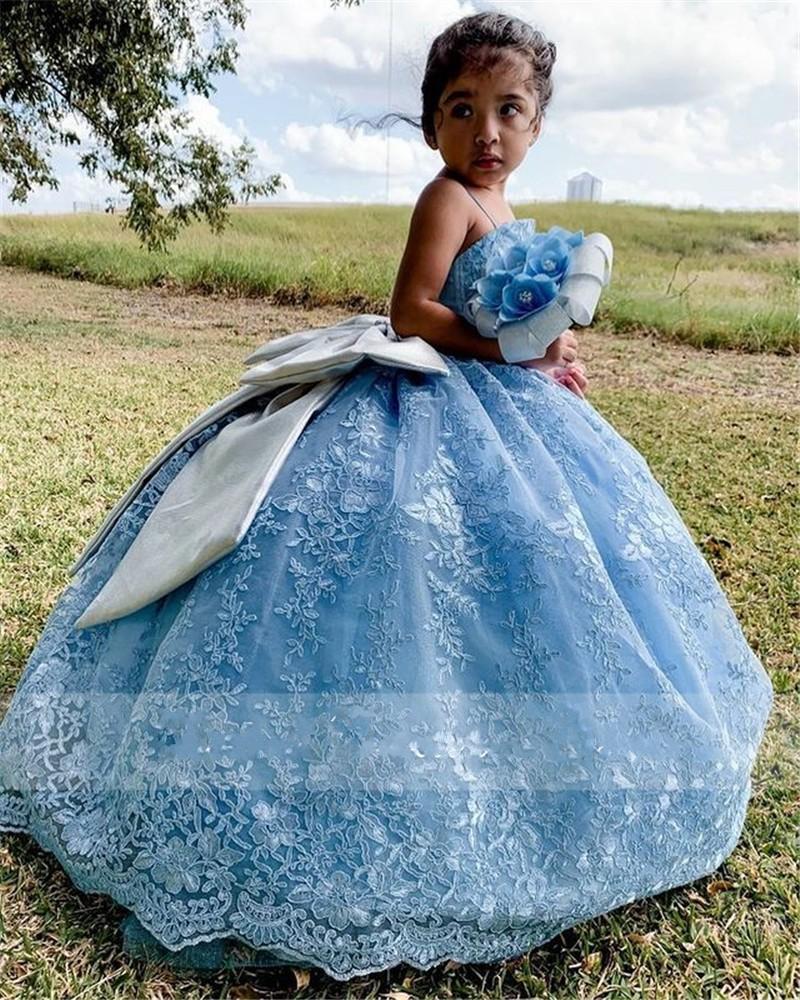 2022 Light Blue Girls Pageant Dresses Lace Appliques With Silver Big Bow Flower Girl Dress Children Long Spaghetti Straps Kids Birthday Gowns Sweep Tr