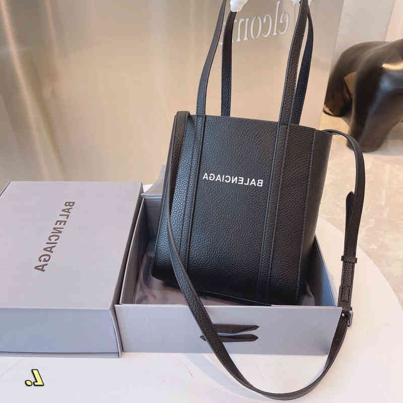 Designer Balenciga Handbag Everyday Goddess Tote Bag Shopping Bag Super Mini Size 20 Shoulder Crossbody Bag Top Quality, Black
Designer Balenciga Handbag Everyday Goddess Tote Bag Shopping Bag Super Mini Size 20 Shoulder Crossbody Bag Top Quality, Black