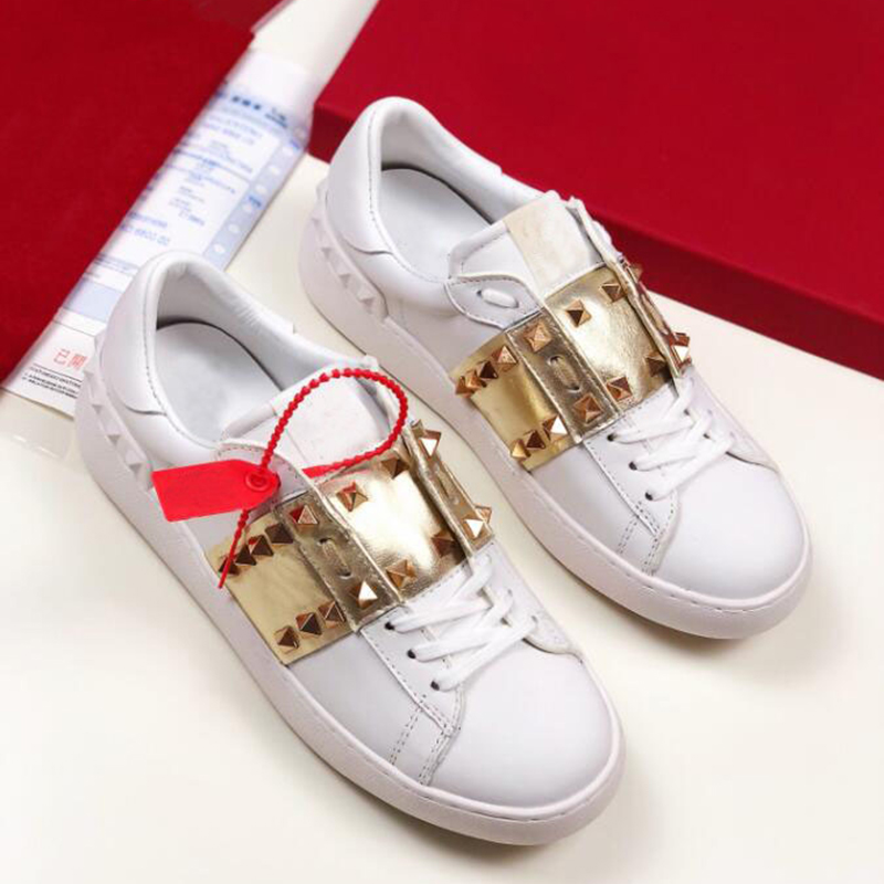2022 Designer Sneakers ci-dessous Chaussure décontractée Low Cut Suede spike Chaussures pour hommes et femmes Luxury Party Wedding crystal Leathe