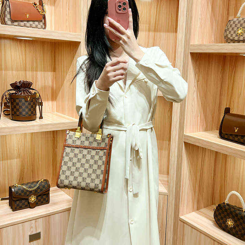 Handbags Bag women's bag light luxury 2022 new online live chessboard bucket diagonal bag, Brown
Handbags Bag women's bag light luxury 2022 new online live chessboard bucket diagonal bag, Brown