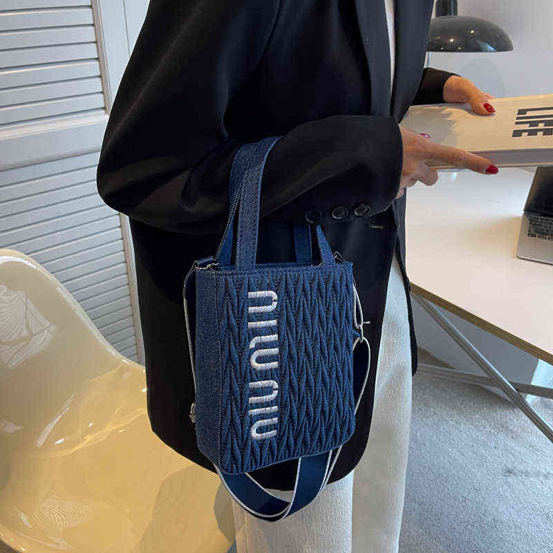 Handbags letter pleated hand Messenger Bag Tote 2022 spring and summer new women's bag trend, Black
Handbags letter pleated hand Messenger Bag Tote 2022 spring and summer new women's bag trend, Black