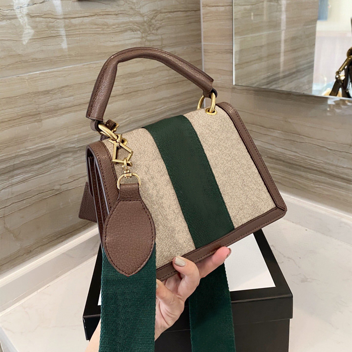 Fashion Womens luxurys designers Bags Little bee Shoulder CrossBody Bag Handbags Leather High Quality Messenger purse 2023 Clutch, No bags
Fashion Womens luxurys designers Bags Little bee Shoulder CrossBody Bag Handbags Leather High Quality Messenger purse 2023 Clutch, No bags
