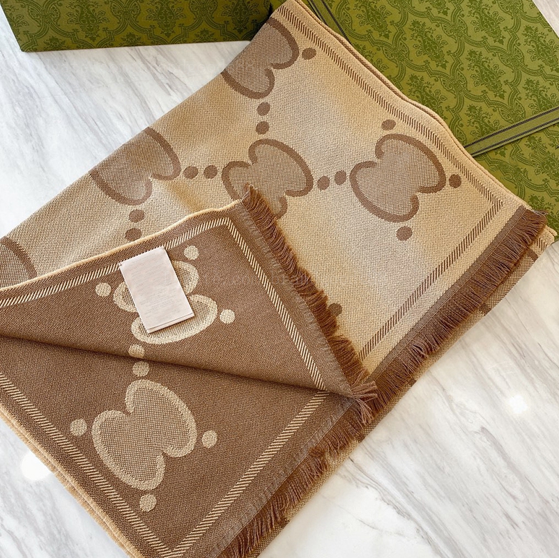 Luxury Winter Long Scarf Wholesale High quality Wool Classic Letter Jacquard Designer shawl for man Lady scarves Skin-friendly Warm Modeling versatile
Luxury Winter Long Scarf Wholesale High quality Wool Classic Letter Jacquard Designer shawl for man Lady scarves Skin-friendly Warm Modeling versatile