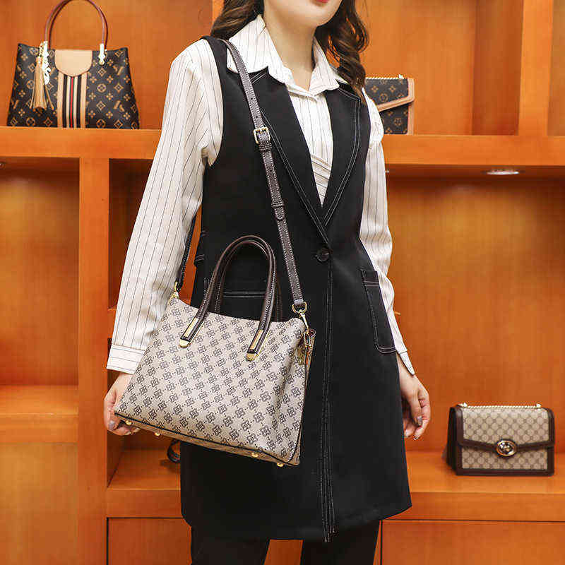 Handbags Bag Women's 2022 new large capacity tote bag cowhide leather one shoulder portable mother small crowd, Section one
Handbags Bag Women's 2022 new large capacity tote bag cowhide leather one shoulder portable mother small crowd, Section one