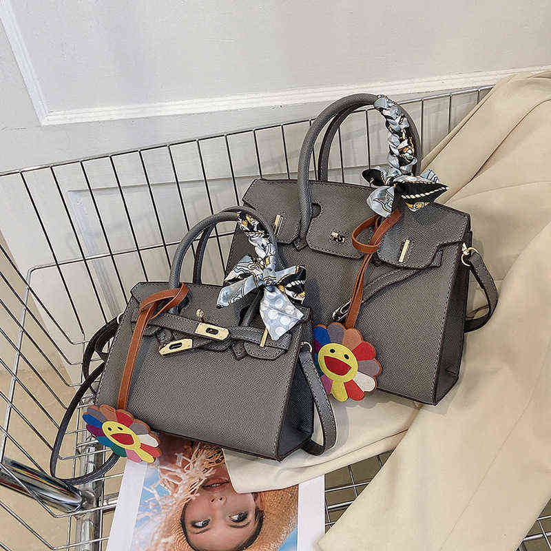 Bag female 2022 new litchi pattern portable bag temperament lock messenger Purses, Gray trumpet
Bag female 2022 new litchi pattern portable bag temperament lock messenger Purses, Gray trumpet