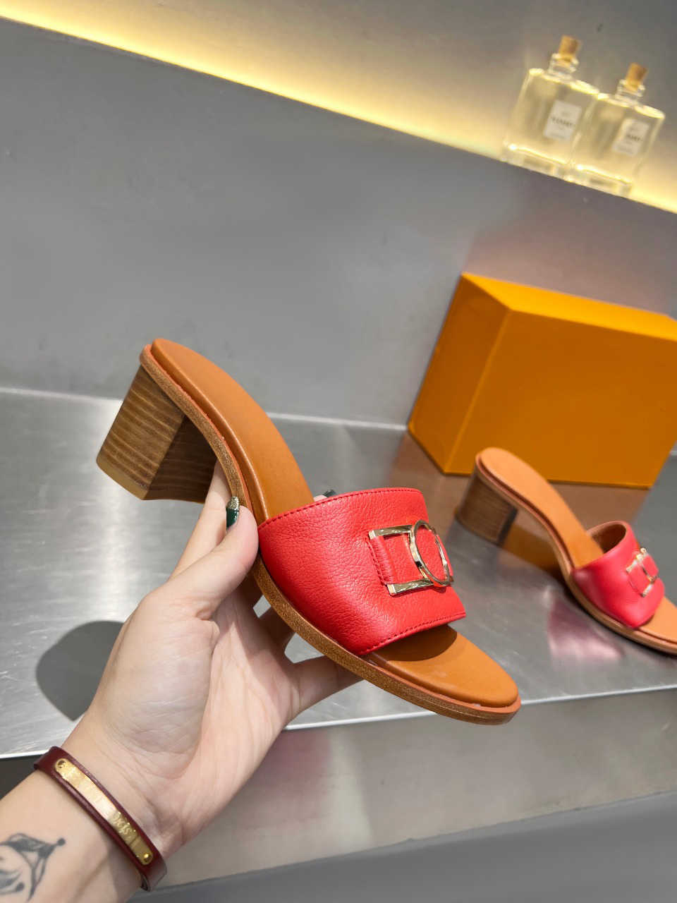 Women Slippers Sandals LOCK IT FLAT MULE Monogrames Canvas gold Indoor Slipper Summer Designer Top Luxury Fashion Ladies Beach Flat Flip Flops, Customized
Women Slippers Sandals LOCK IT FLAT MULE Monogrames Canvas gold Indoor Slipper Summer Designer Top Luxury Fashion Ladies Beach Flat Flip Flops, Customized