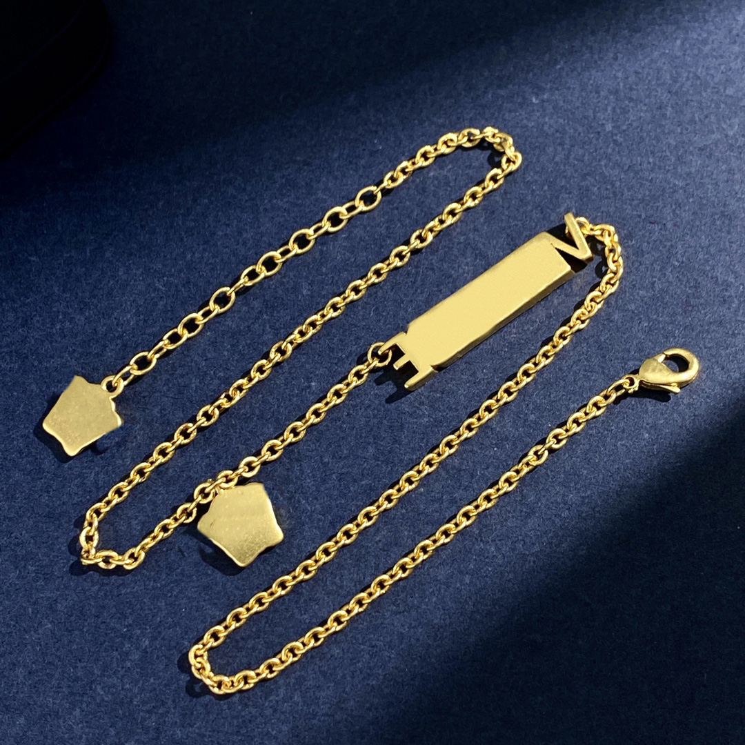 English Letter Pendant Necklace For Mens Women Designer Necklaces Gold Chains Jewelry Luxury Women Head V Wedding Hip Hop With Box
English Letter Pendant Necklace For Mens Women Designer Necklaces Gold Chains Jewelry Luxury Women Head V Wedding Hip Hop With Box