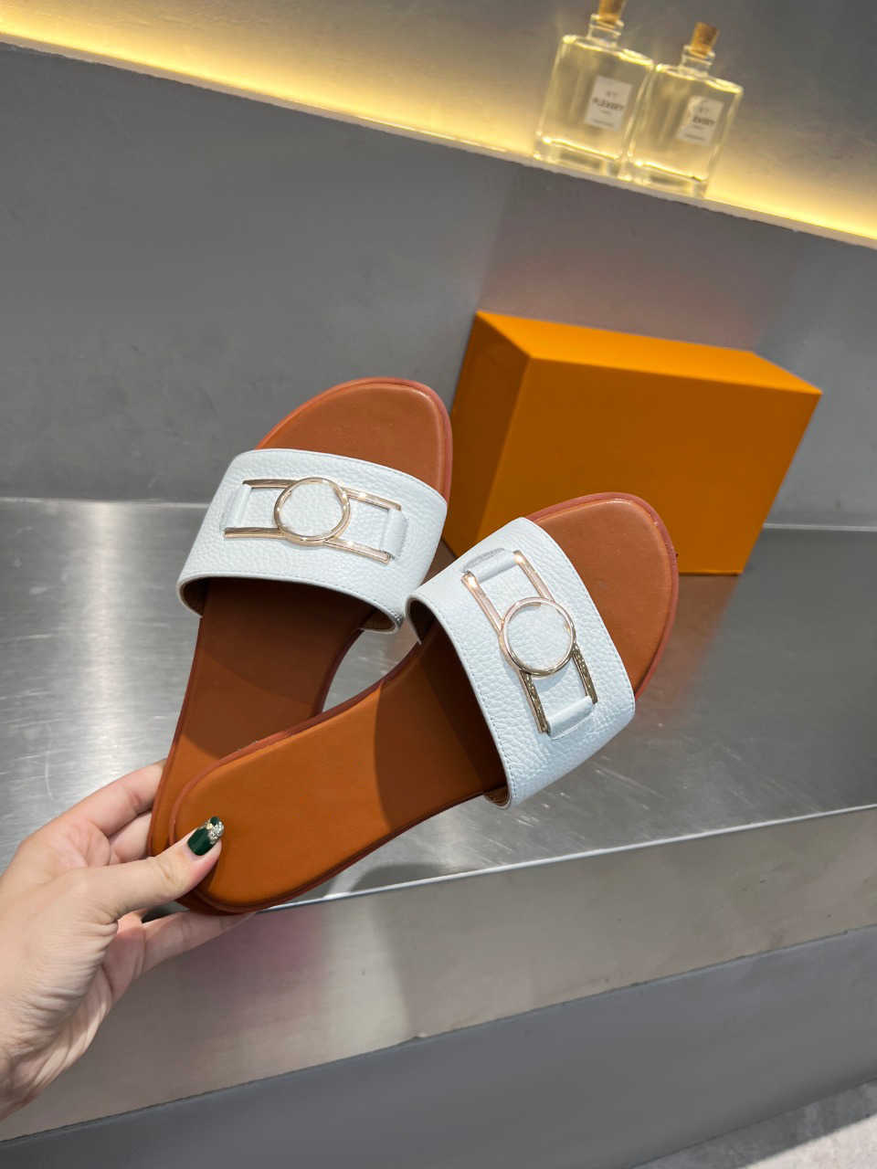 2022 Women Slippers Sandals LOCK IT FLAT MULE Monogrames Canvas gold Circle Outdoor Slipper Summer Designer Luxury Fashion Ladies Beach Flat Flip Flops, Customized
2022 Women Slippers Sandals LOCK IT FLAT MULE Monogrames Canvas gold Circle Outdoor Slipper Summer Designer Luxury Fashion Ladies Beach Flat Flip Flops, Customized