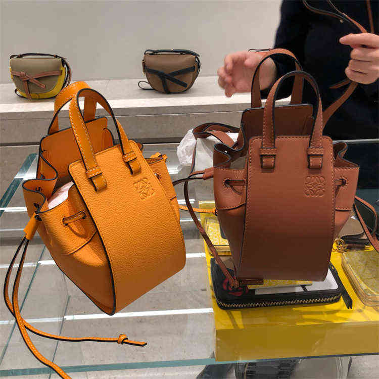 Designer bags woman's handbag Loew's Hammock Mini Bucket Bag Single Shoulder Cross Women's Deformation Large Capacity high sense luxury handbag leisure bags, Color notes
Designer bags woman's handbag Loew's Hammock Mini Bucket Bag Single Shoulder Cross Women's Deformation Large Capacity high sense luxury handbag leisure bags, Color notes