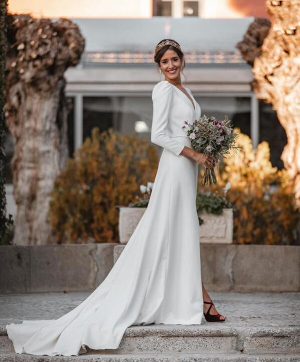 Long Sleeve Crepe Wedding Dress Modern Bohemian Elegant V Neck Open Back Front Split Beach Temple Bridal Gowns