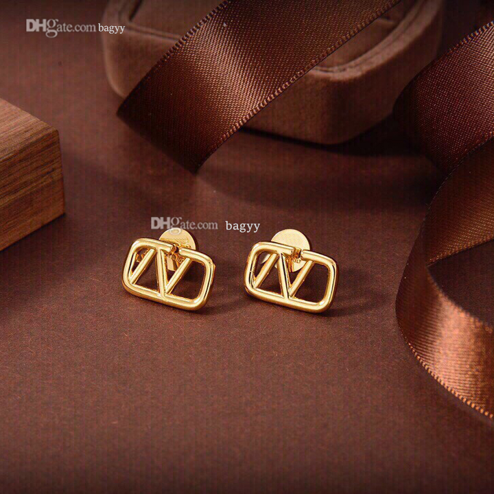 Fashion Designer Letter V Earrings pearl Stud Earring Women Tassel Love Internet Celebrity Earring Female Jewelry Luxury gr
Fashion Designer Letter V Earrings pearl Stud Earring Women Tassel Love Internet Celebrity Earring Female Jewelry Luxury gr