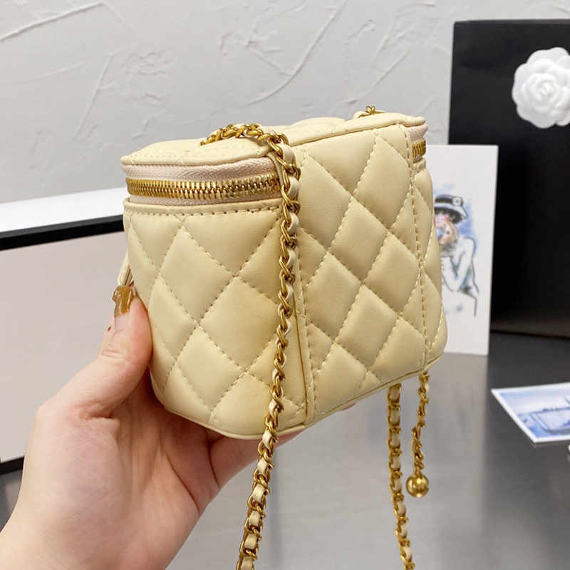 2022 new cosmetic bag messenger chain bag diamond female golden ball small fragrance style designer square mini box, Empty box only
2022 new cosmetic bag messenger chain bag diamond female golden ball small fragrance style designer square mini box, Empty box only