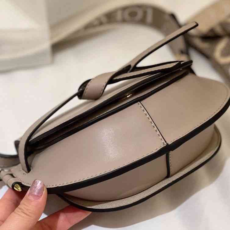 Bags Crossbody Loewees Handbags Bag Women 2022 Includes Color Matching Saddle Napa Leather Size Single Shoulder Messenger Women's Net Red145, Sand
Bags Crossbody Loewees Handbags Bag Women 2022 Includes Color Matching Saddle Napa Leather Size Single Shoulder Messenger Women's Net Red145, Sand