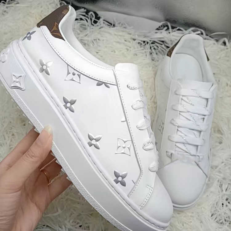 Fashion Time Out Calfskin Leather Sneaker men Casual Shoes Blue Multi White Pink embossed Open Back Fuchsia Khaki Green Sole Printed Luxury man sneakers 01
Fashion Time Out Calfskin Leather Sneaker men Casual Shoes Blue Multi White Pink embossed Open Back Fuchsia Khaki Green Sole Printed Luxury man sneakers 01