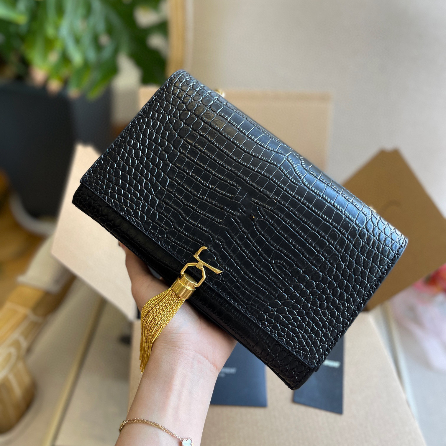 High Quality Leather Handbag Comes tassel Chain Bag Women luxurys Fashion Designers Bags Female clutch Classic Girl Handbags, Red
High Quality Leather Handbag Comes tassel Chain Bag Women luxurys Fashion Designers Bags Female clutch Classic Girl Handbags, Red