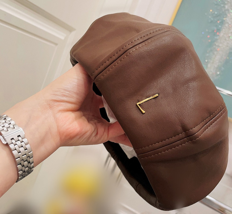 Fashion Berets Designer Hats For Women Leather Beret Eight Pages Together Designers Caps Mens Bonnet Beanies Black
Fashion Berets Designer Hats For Women Leather Beret Eight Pages Together Designers Caps Mens Bonnet Beanies Black