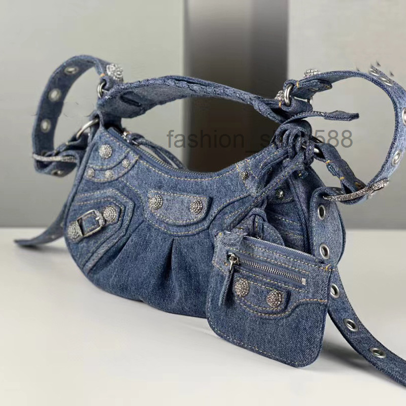 Shoulder Bags Designers Bags Really super Tops Quality Women cool girl Le Bags Motorcycle shoulder luxury Genuine leather crossbody purse Pochette
Shoulder Bags Designers Bags Really super Tops Quality Women cool girl Le Bags Motorcycle shoulder luxury Genuine leather crossbody purse Pochette