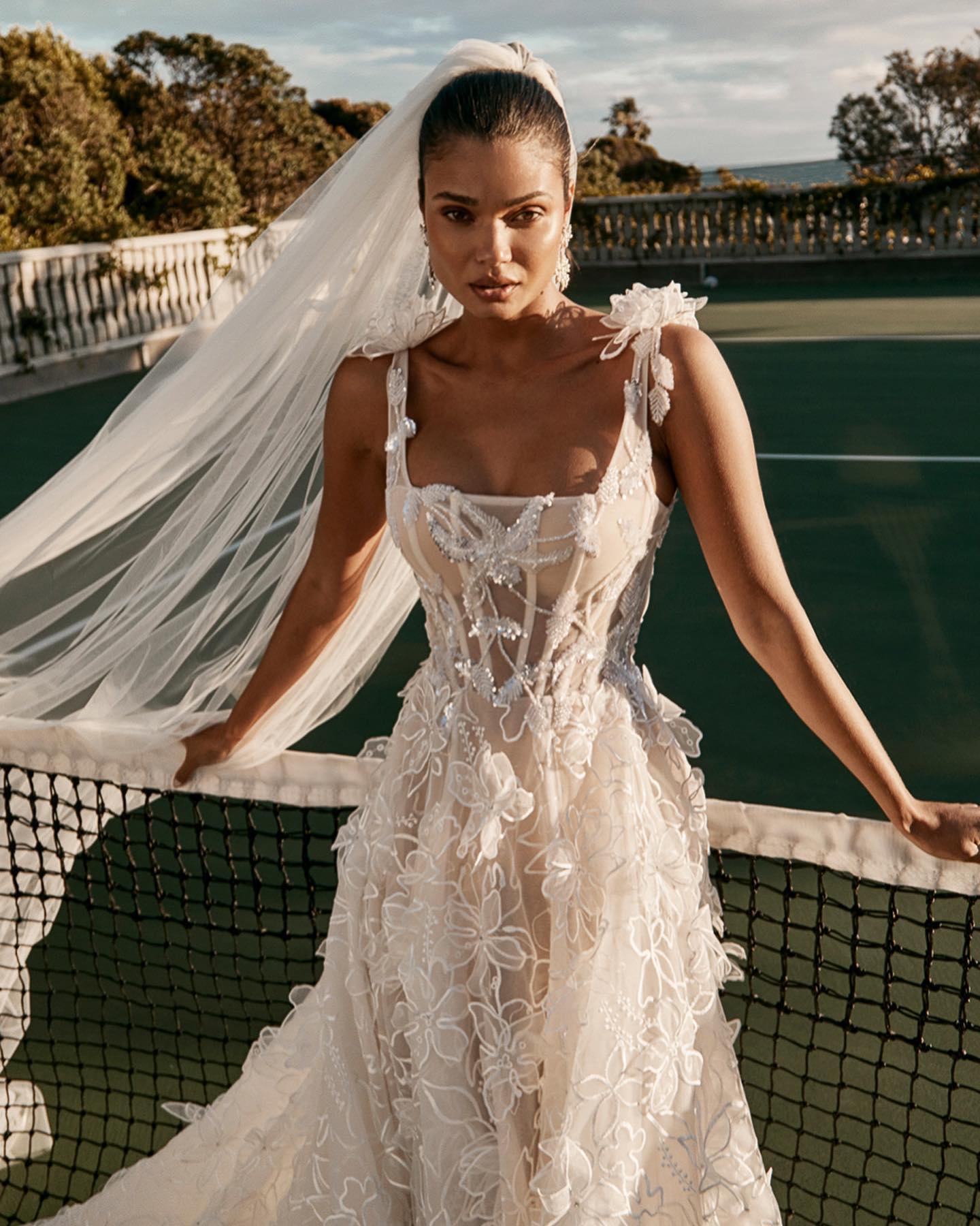 Stylish Beaded Wedding Dresses Square Neckline Bridal Gowns Sequined Sweep Train Tulle 3D Appliqued Vestido De Novia