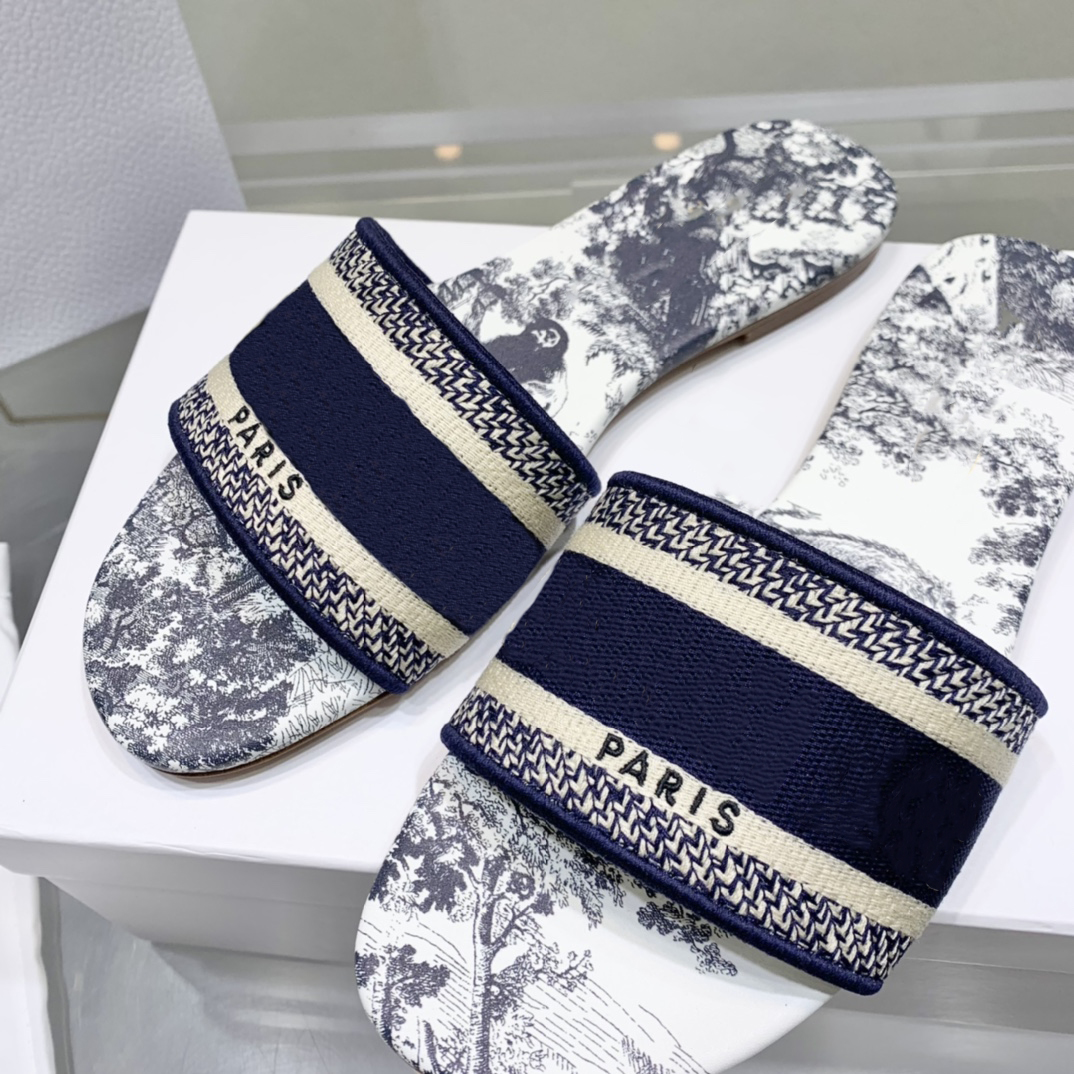 2022 new designer summer classic three-dimensional embroidered slippers sandals Euro 35-42 US 4-11, White
2022 new designer summer classic three-dimensional embroidered slippers sandals Euro 35-42 US 4-11, White