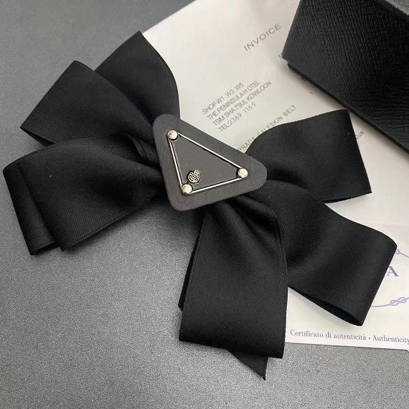 Luxury Barrettes Designer Womens Girls Hairpin Brand Classic Letter Hair Clips High Quality Hairclips Fashion bow Hairpin D22723CY
Luxury Barrettes Designer Womens Girls Hairpin Brand Classic Letter Hair Clips High Quality Hairclips Fashion bow Hairpin D22723CY