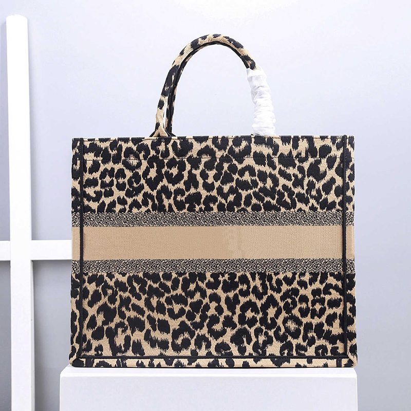 5A Luxury Designers Top Original Tote Bags Tiger Embroidery BOOK Handbag TOTE Women's Classic Handle Laptop Large Capacity Shopping Bag Commuting Canvas, Color 11
5A Luxury Designers Top Original Tote Bags Tiger Embroidery BOOK Handbag TOTE Women's Classic Handle Laptop Large Capacity Shopping Bag Commuting Canvas, Color 11