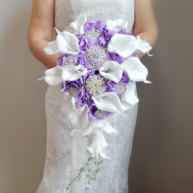Violet Wedding Flowers Rose with White Calla Lilies Purple Waterfall Bridal Bouquet Mariage accessoirres Artificial Pearls Crystal Party Decoration
Violet Wedding Flowers Rose with White Calla Lilies Purple Waterfall Bridal Bouquet Mariage accessoirres Artificial Pearls Crystal Party Decoration
