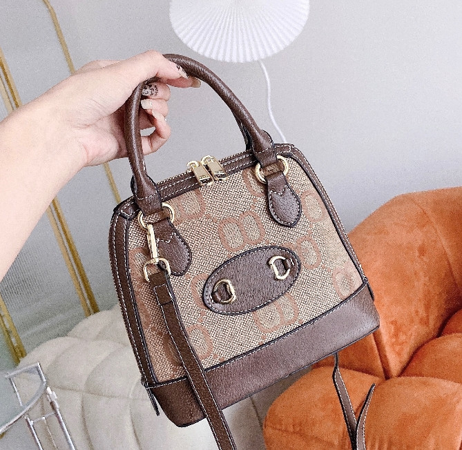 mini Luxurys designers Shoulder Bags Handbags wallet Fashion womens High quality Cross Body shell Bag Totes ladies Handbag purses 20CM, White
mini Luxurys designers Shoulder Bags Handbags wallet Fashion womens High quality Cross Body shell Bag Totes ladies Handbag purses 20CM, White