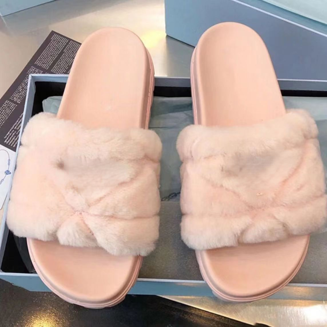 Maomao slippers 2022 spring and summer new OP44 triangle standard flat bottom casual wear thick leather slippers, Mode other model contact with us
Maomao slippers 2022 spring and summer new OP44 triangle standard flat bottom casual wear thick leather slippers, Mode other model contact with us