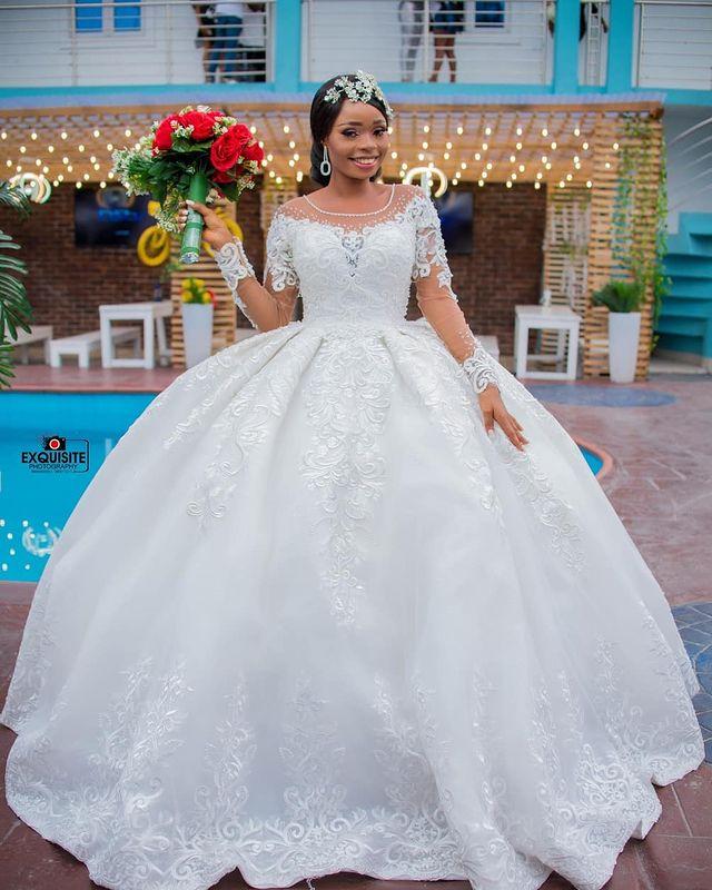 2022 Sexy Arabic Ball Gown Wedding Gowns Jewel Neck Illusion Long Sleeves Plus Size Puffy Princess Lace Appliques Crystal Beads Bridal Party Dresses R
